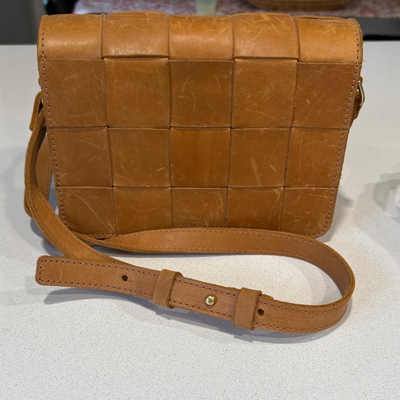 Elegant Tan Woven Shoulder Bag - Picture 1 of 4